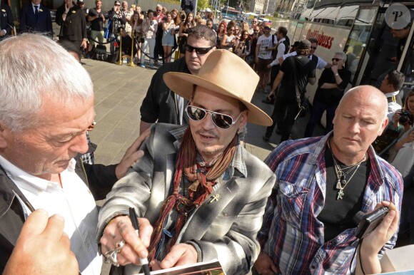 Johnny Depp signe des autographes à ses fans à la sortie du Grand Hôtel à Stockholm, le 31 mai 2016 où il a donné avec son groupe les Hollywood Vampires un concert la veille.