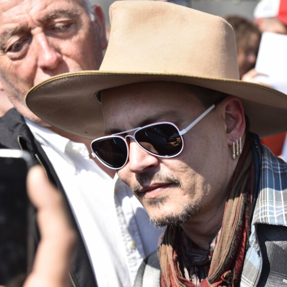 Johnny Depp sort du Grand Hôtel à Stockholm, le 31 mai 2016, où il a joué avec son groupe Hollywood Vampires, la veille.