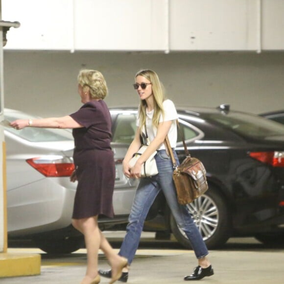 Amber Heard vue au sous-sol d'un immeuble qu'occupe entre autre l'avocate Gloria Allred, à Los Angeles, le 3 juin 2016.