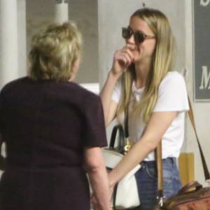 Amber Heard tout sourire, vue au sous-sol d'un immeuble qu'occupe entre autre l'avocate Gloria Allred, à Los Angeles, le 3 juin 2016.