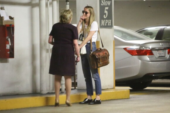 Amber Heard tout sourire, vue au sous-sol d'un immeuble qu'occupe entre autre l'avocate Gloria Allred, à Los Angeles, le 3 juin 2016.