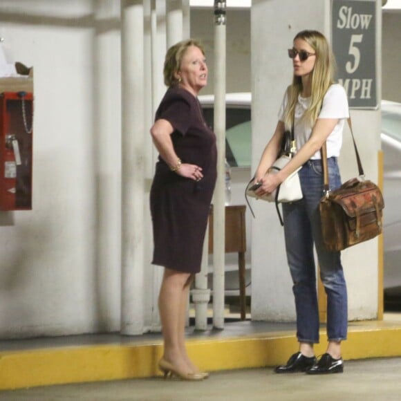 Amber Heard vue au sous-sol d'un immeuble qu'occupe entre autre l'avocate Gloria Allred, à Los Angeles, le 3 juin 2016.