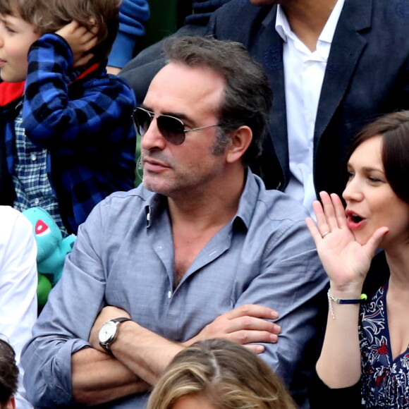 Jean Dujardin et sa compagne Nathalie Péchalat dans les tribunes de la finale homme des internationaux de France de Roland-Garros à Paris le 5 juin 2016. Moreau-Jacovides / Bestimage