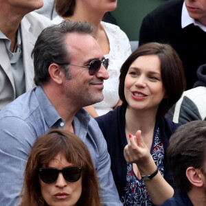 Jean Dujardin et sa compagne Nathalie Péchalat dans les tribunes de la finale homme des internationaux de France de Roland-Garros à Paris le 5 juin 2016. Moreau-Jacovides / Bestimage