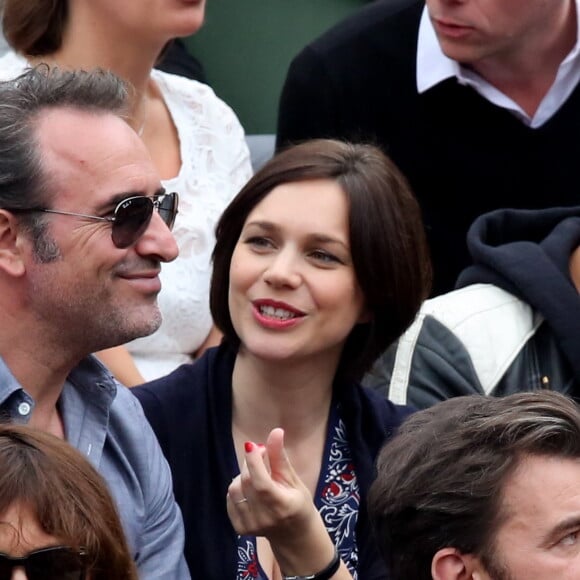 Jean Dujardin et sa compagne Nathalie Péchalat dans les tribunes de la finale homme des internationaux de France de Roland-Garros à Paris le 5 juin 2016. Moreau-Jacovides / Bestimage