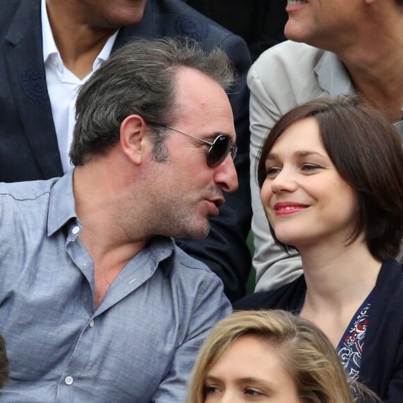 Jean Dujardin et sa compagne Nathalie Péchalat dans les tribunes de la finale homme des internationaux de France de Roland-Garros à Paris le 5 juin 2016. Moreau-Jacovides / Bestimage