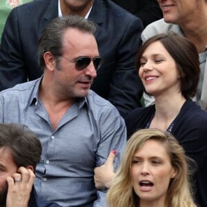 Jean Dujardin et sa compagne Nathalie Péchalat dans les tribunes de la finale homme des internationaux de France de Roland-Garros à Paris le 5 juin 2016. Moreau-Jacovides / Bestimage