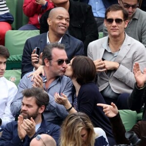 Clive Owen, Jean Dujardin et sa compagne Nathalie Péchalat dans les tribunes de la finale homme des internationaux de France de Roland Garros à Paris le 5 juin 2016. Moreau-Jacovides / Bestimage