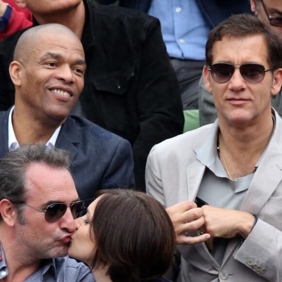 Clive Owen, Jean Dujardin et sa compagne Nathalie Péchalat dans les tribunes de la finale homme des internationaux de France de Roland Garros à Paris le 5 juin 2016. Moreau-Jacovides / Bestimage