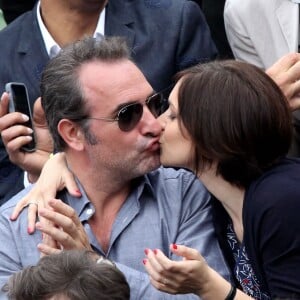 Jean Dujardin et sa compagne Nathalie Péchalat dans les tribunes de la finale homme des internationaux de France de Roland Garros à Paris le 5 juin 2016. Moreau-Jacovides / Bestimage.