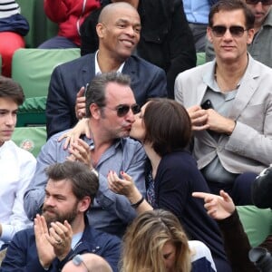 Clive Owen, Jean Dujardin et sa compagne Nathalie Péchalat dans les tribunes de la finale homme des internationaux de France de Roland Garros à Paris le 5 juin 2016. Moreau-Jacovides / Bestimage