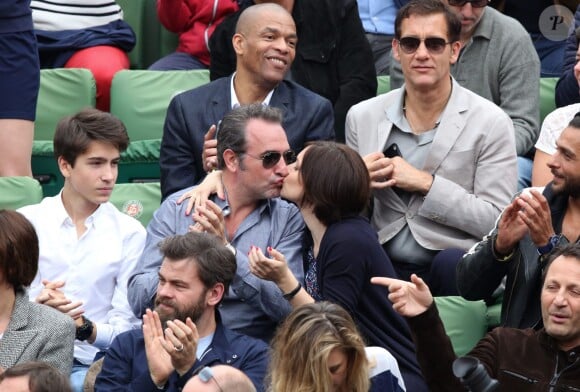 Clive Owen, Jean Dujardin et sa compagne Nathalie Péchalat dans les tribunes de la finale homme des internationaux de France de Roland Garros à Paris le 5 juin 2016. Moreau-Jacovides / Bestimage