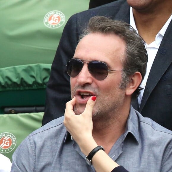 Jean Dujardin et sa compagne Nathalie Péchalat dans les tribunes de la finale homme des internationaux de France de Roland Garros à Paris le 5 juin 2016. Moreau-Jacovides / Bestimage.