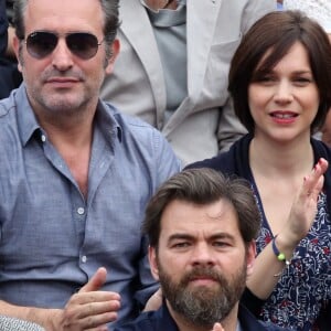 Jean Dujardin et sa compagne Nathalie Péchalat dans les tribunes de la finale homme des internationaux de France de Roland Garros à Paris le 5 juin 2016. Moreau-Jacovides / Bestimage.