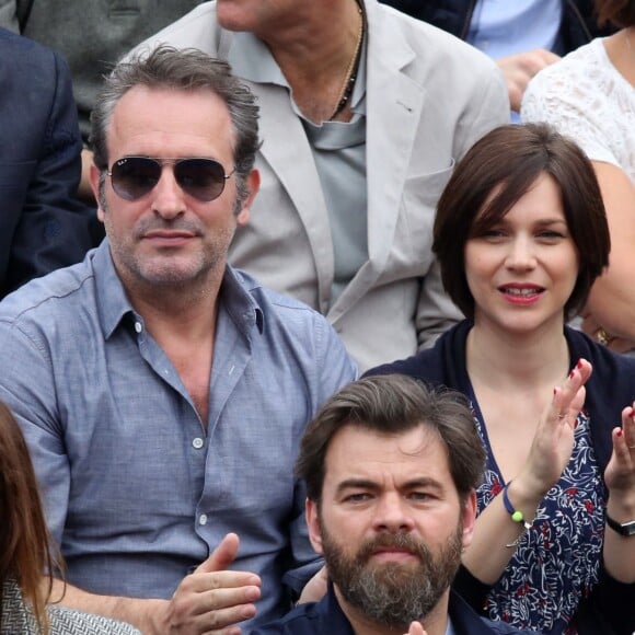 Jean Dujardin et sa compagne Nathalie Péchalat dans les tribunes de la finale homme des internationaux de France de Roland Garros à Paris le 5 juin 2016. Moreau-Jacovides / Bestimage.