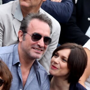 Jean Dujardin et sa compagne Nathalie Péchalat dans les tribunes de la finale homme des internationaux de France de Roland Garros à Paris le 5 juin 2016. Moreau-Jacovides / Bestimage.