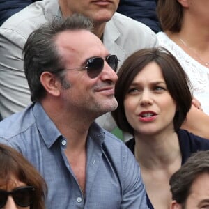 Jean Dujardin et sa compagne Nathalie Péchalat dans les tribunes de la finale homme des internationaux de France de Roland Garros à Paris le 5 juin 2016. Moreau-Jacovides / Bestimage.