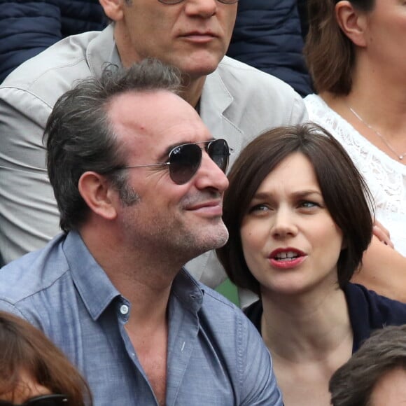 Jean Dujardin et sa compagne Nathalie Péchalat dans les tribunes de la finale homme des internationaux de France de Roland Garros à Paris le 5 juin 2016. Moreau-Jacovides / Bestimage.