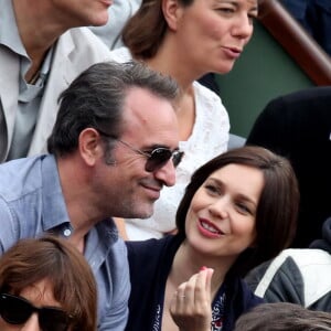 Jean Dujardin et sa compagne Nathalie Péchalat dans les tribunes de la finale homme des internationaux de France de Roland Garros à Paris le 5 juin 2016. Moreau-Jacovides / Bestimage.