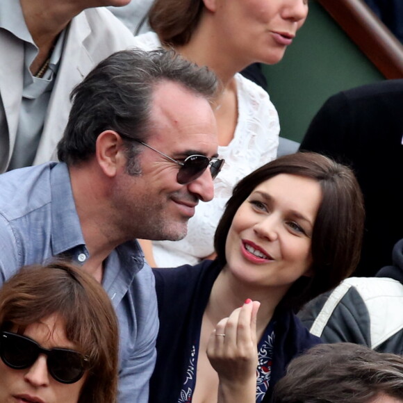 Jean Dujardin et sa compagne Nathalie Péchalat dans les tribunes de la finale homme des internationaux de France de Roland Garros à Paris le 5 juin 2016. Moreau-Jacovides / Bestimage.