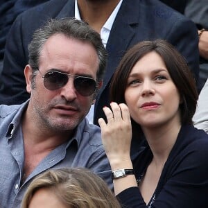 Jean Dujardin et sa compagne Nathalie Péchalat dans les tribunes de la finale homme des internationaux de France de Roland Garros à Paris le 5 juin 2016. Moreau-Jacovides / Bestimage.