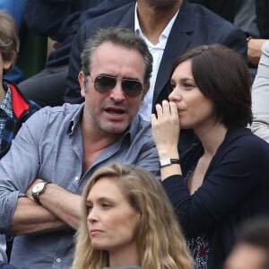 Jean Dujardin et sa compagne Nathalie Péchalat dans les tribunes de la finale homme des internationaux de France de Roland Garros à Paris le 5 juin 2016. Moreau-Jacovides / Bestimage.