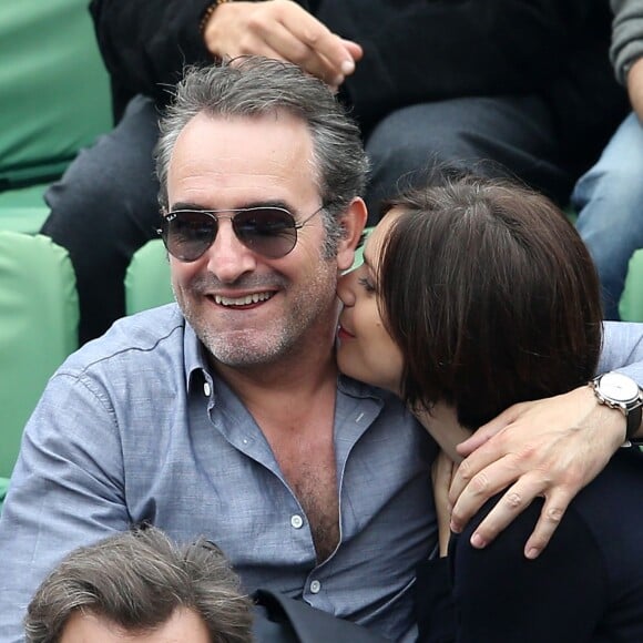 Jean Dujardin et sa compagne Nathalie Péchalat dans les tribunes de la finale homme des internationaux de France de Roland Garros à Paris le 5 juin 2016. Moreau-Jacovides / Bestimage.