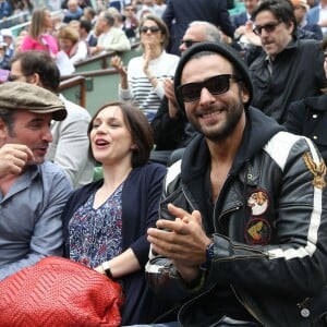 Jean Dujardin et sa compagne Nathalie Péchalat avec Maxim Nucci dans les tribunes de la finale homme des internationaux de France de Roland Garros à Paris le 5 juin 2016.