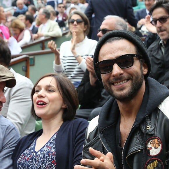 Jean Dujardin et sa compagne Nathalie Péchalat avec Maxim Nucci dans les tribunes de la finale homme des internationaux de France de Roland Garros à Paris le 5 juin 2016.