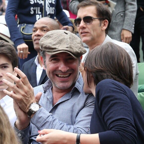 Jean Dujardin et sa compagne Nathalie Péchalat dans les tribunes de la finale homme des internationaux de France de Roland Garros à Paris le 5 juin 2016. Moreau-Jacovides / Bestimage.