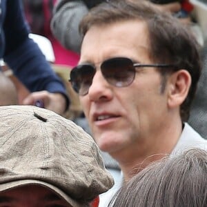 Jean Dujardin et sa compagne Nathalie Péchalat dans les tribunes de la finale homme des internationaux de France de Roland Garros à Paris le 5 juin 2016. Moreau-Jacovides / Bestimage.