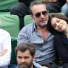 Jean Dujardin et sa compagne Nathalie Péchalat dans les tribunes de la finale homme des internationaux de France de Roland Garros à Paris le 5 juin 2016. Moreau-Jacovides / Bestimage.