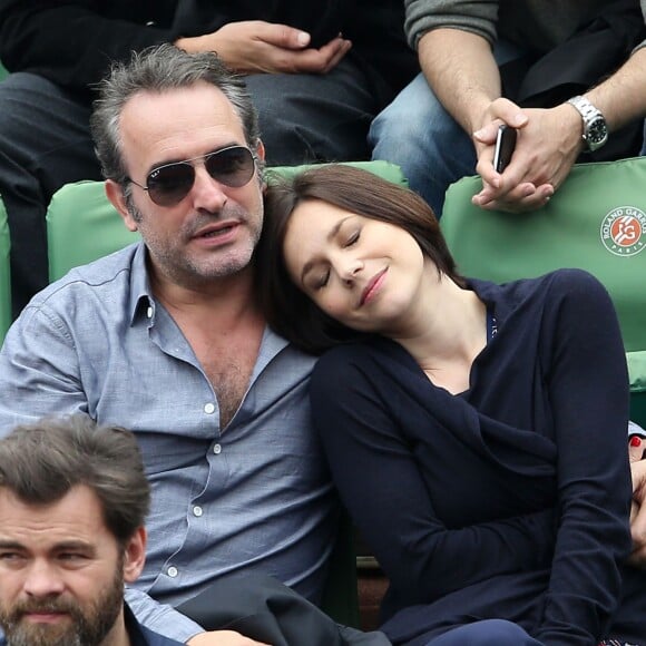 Jean Dujardin et sa compagne Nathalie Péchalat dans les tribunes de la finale homme des internationaux de France de Roland Garros à Paris le 5 juin 2016. Moreau-Jacovides / Bestimage.