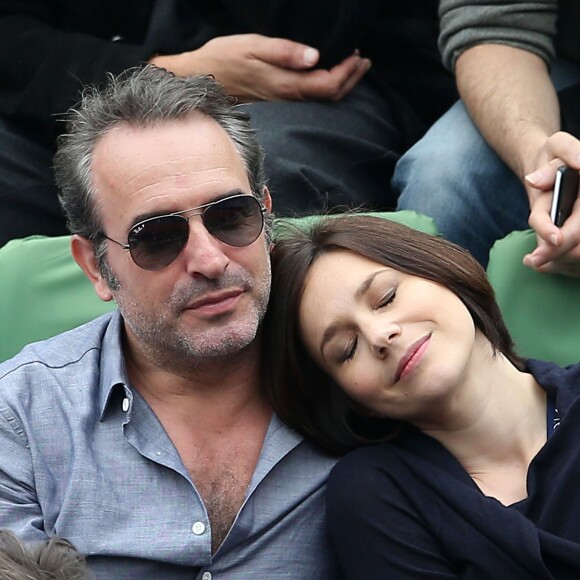 Jean Dujardin et sa compagne Nathalie Péchalat dans les tribunes de la finale homme des internationaux de France de Roland Garros à Paris le 5 juin 2016. Moreau-Jacovides / Bestimage.