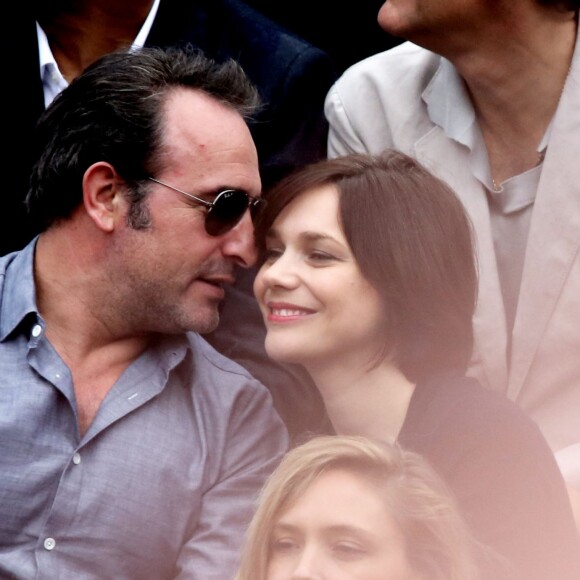 Jean Dujardin et sa compagne Nathalie Péchalat dans les tribunes de la finale homme des internationaux de France de Roland Garros à Paris le 5 juin 2016. Moreau-Jacovides / Bestimage.