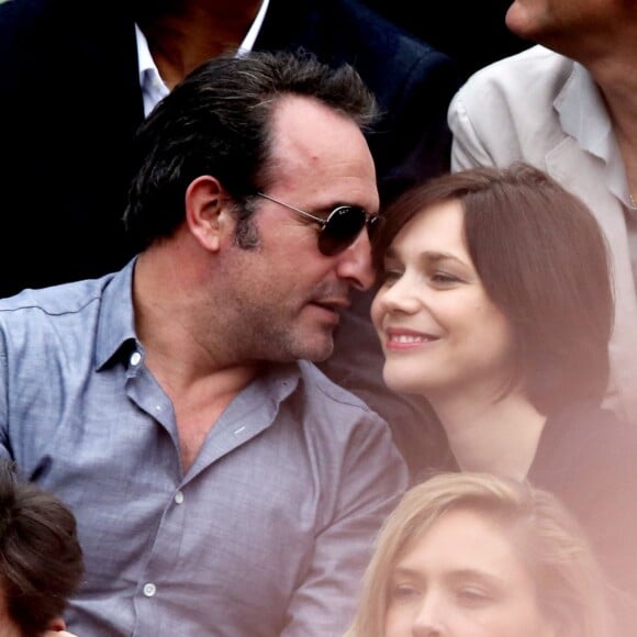 Jean Dujardin et sa compagne Nathalie Péchalat dans les tribunes de la finale homme des internationaux de France de Roland Garros à Paris le 5 juin 2016. Moreau-Jacovides / Bestimage.