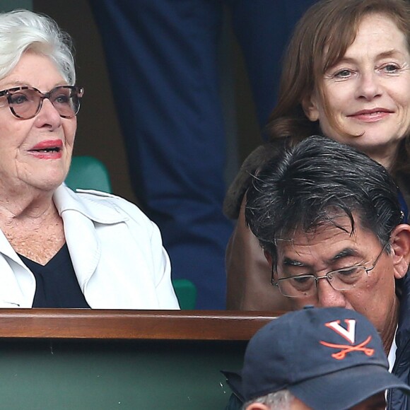 Line Renaud et Isabelle Huppert dans les tribunes de la finale homme des internationaux de France de Roland-Garros à Paris le 5 juin 2016. © Moreau-Jacovides / Bestimage