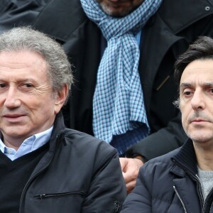 Michel Drucker et Yvan Attal dans les tribunes des internationaux de France de Roland-Garros à Paris le 3 juin 2016. © Cyril Moreau / Bestimage