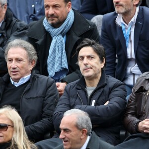 Michel Drucker et Yvan Attal dans les tribunes des internationaux de France de Roland-Garros à Paris le 3 juin 2016. © Cyril Moreau / Bestimage