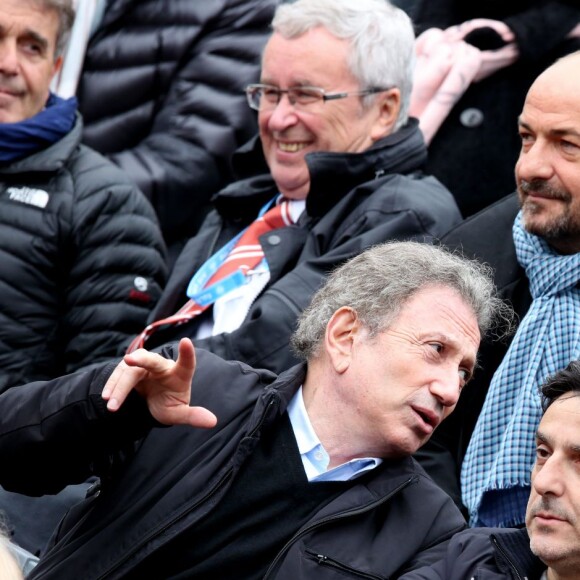 Michel Drucker et Yvan Attal dans les tribunes des internationaux de France de Roland-Garros à Paris le 3 juin 2016. © Cyril Moreau / Bestimage