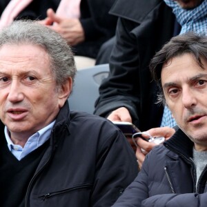 Michel Drucker et Yvan Attal dans les tribunes des internationaux de France de Roland-Garros à Paris le 3 juin 2016. © Cyril Moreau / Bestimage