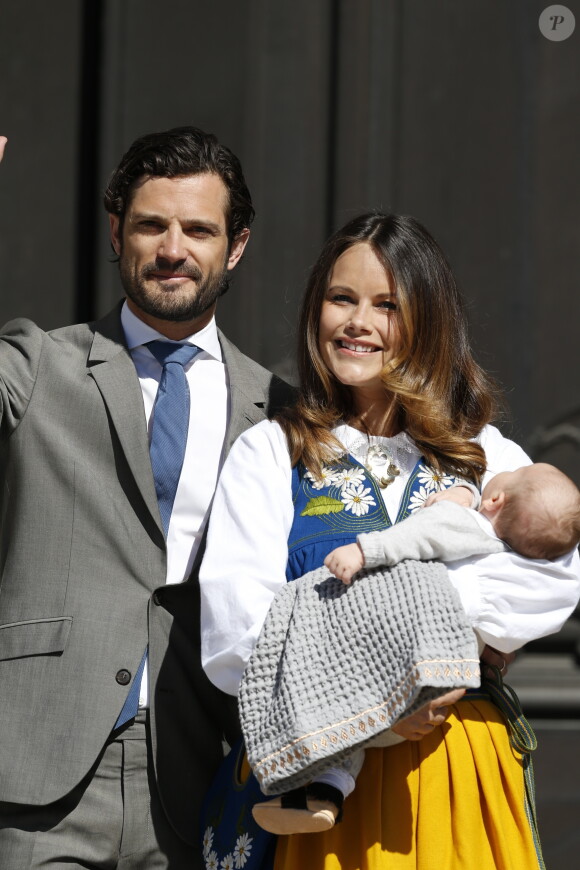 Le prince Carl Philip et la princesse Sofia de Suède, avec leur bébé le prince Alexander, ont procédé à la traditionnelle ouverture des portes du palais Drottningholm, à Stockholm, le 6 juin 2016 pour la Fête nationale.