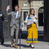 Le prince Carl Philip et la princesse Sofia de Suède, avec leur bébé le prince Alexander, ont procédé à la traditionnelle ouverture des portes du palais Drottningholm, à Stockholm, le 6 juin 2016 pour la Fête nationale.