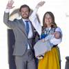Le prince Carl Philip et la princesse Sofia de Suède, avec leur bébé le prince Alexander, ont procédé à la traditionnelle ouverture des portes du palais Drottningholm, à Stockholm, le 6 juin 2016 pour la Fête nationale.