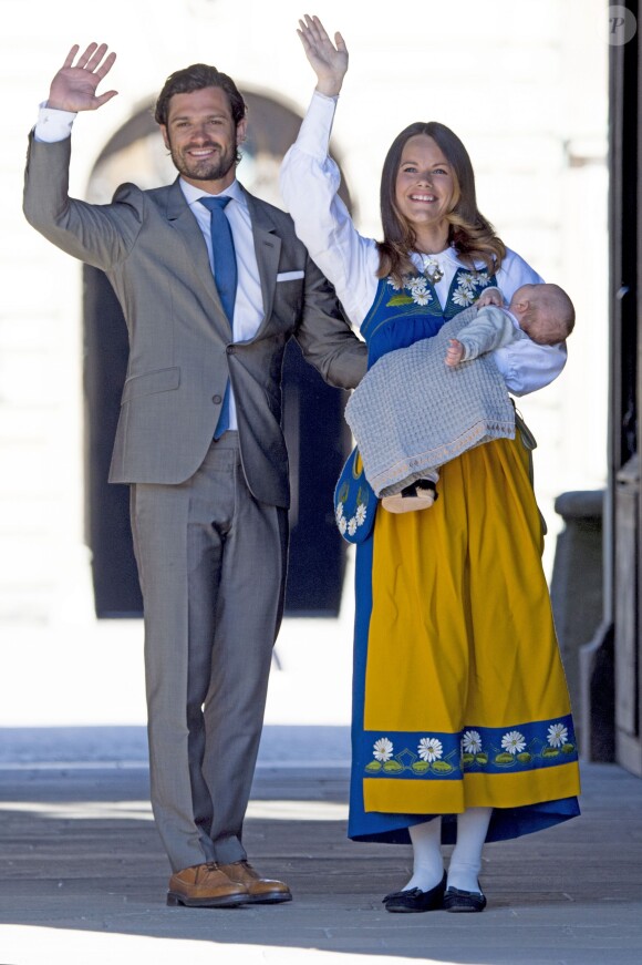Le prince Carl Philip et la princesse Sofia de Suède, avec leur bébé le prince Alexander, ont procédé à la traditionnelle ouverture des portes du palais Drottningholm, à Stockholm, le 6 juin 2016 pour la Fête nationale.