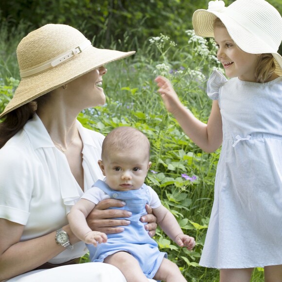 Le prince Oscar de Suède avec sa maman la princesse Victoria et sa soeur la princesse Estelle, photo par Kate Gabor pour la famille royale de Suède diffusée à l'occasion de la Fête nationale le 6 juin 2016.