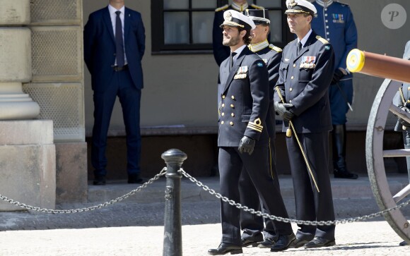 Le prince Carl Philip de Suède participe à la relève de la garde au palais royal à Stockholm le jour de la fête Nationale le 6 juin 2016.