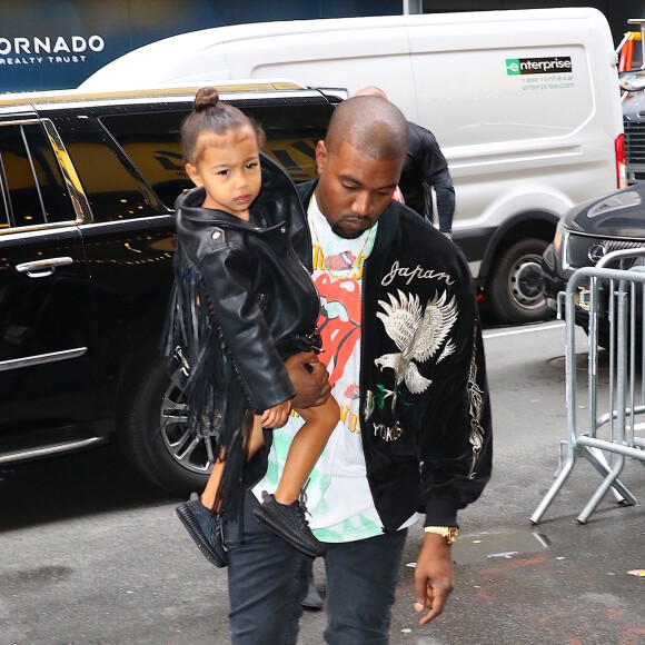 Kim Kardashian, Kanye West et North West arrivent au Minskoff Theatre à Broadway, pour assister à une représentation de la comédie musicale The Lion King. New York, le 5 juin 2016.