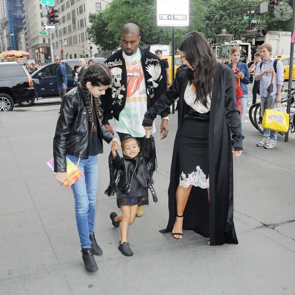 Kim Kardashian, Kanye West et North West arrivent au Minskoff Theatre à Broadway, pour assister à une représentation de la comédie musicale The Lion King. New York, le 5 juin 2016.