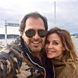 Ingrid Chauvin enceinte et son mari Thierry Peythieu en vacances au bord de la mer. Photo publiée sur Facebook, le 13 février 2016.